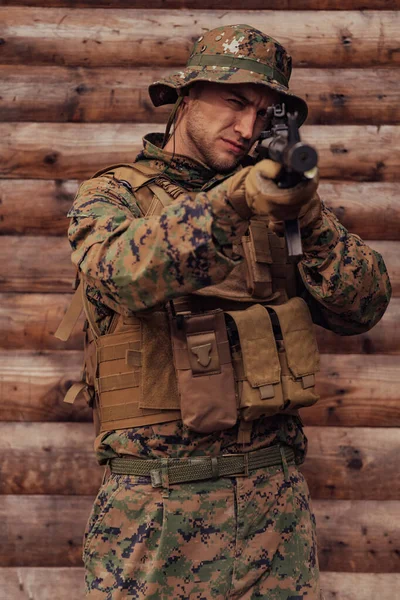 Před Dřevěnou Zdí Stojí Voják Uniformě Puškou Ruce Voják Střeží — Stock fotografie