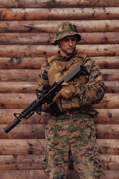 Soldier Uniform Rifle His Hand Standing Front Wooden Wall Soldier — Stock Photo, Image