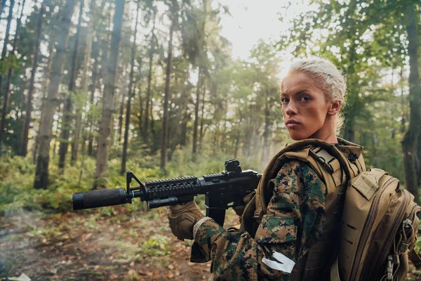 Жінка Солдат Готовий Бою Захисному Військовому Спорядженні Зброї Стокове Фото