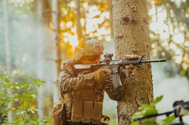 Yoğun ve tehlikeli orman bölgelerinde görev yapan modern bir savaş askeri. Tehlikeli askeri kurtarma operasyonları.