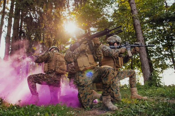 Een Groep Moderne Oorlogssoldaten Vecht Een Oorlog Uit Gevaarlijke Afgelegen — Stockfoto