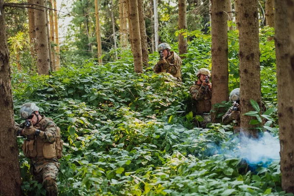 Skupina Moderních Válečných Vojáků Vede Válku Nebezpečných Odlehlých Lesích Skupina — Stock fotografie