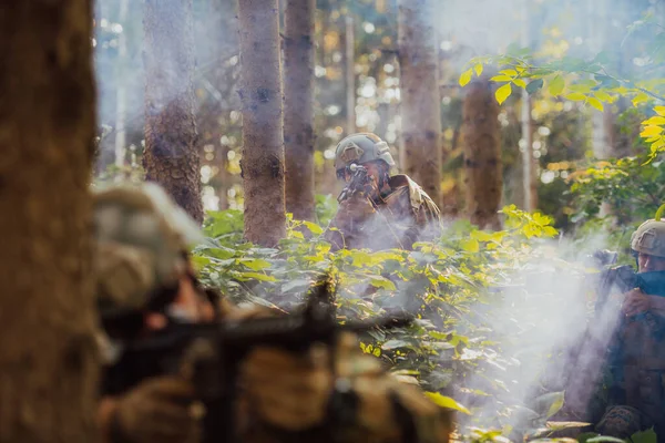 Egy Csoport Modern Hadviselési Katona Háborúzik Veszélyes Távoli Erdős Területeken — Stock Fotó