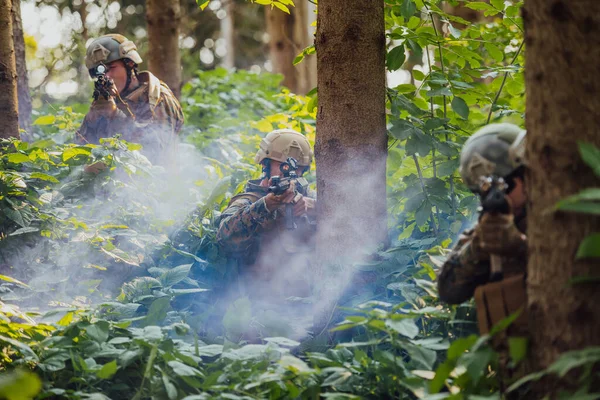 Bir Grup Modern Savaş Askeri Tehlikeli Uzak Orman Bölgelerinde Savaşıyor — Stok fotoğraf
