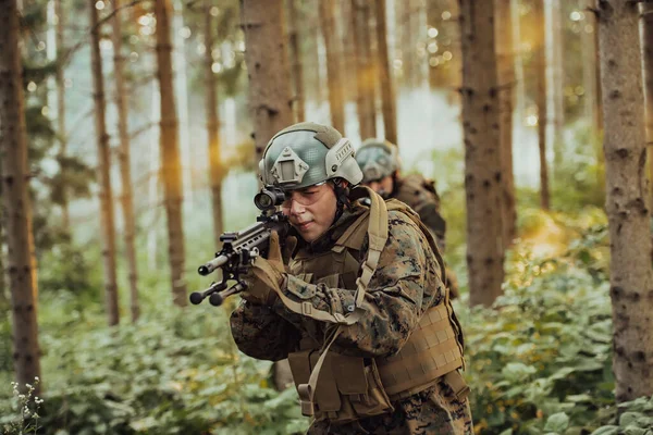 Grupp Moderna Krigssoldater Utkämpar Ett Krig Farliga Avlägsna Skogsområden Grupp — Stockfoto