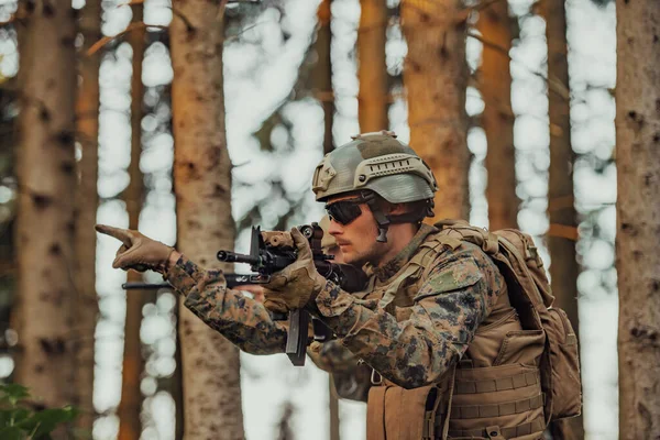 Modern Krigföring Soldat Officer Visar Taktiska Handsignaler För Att Tyst — Stockfoto
