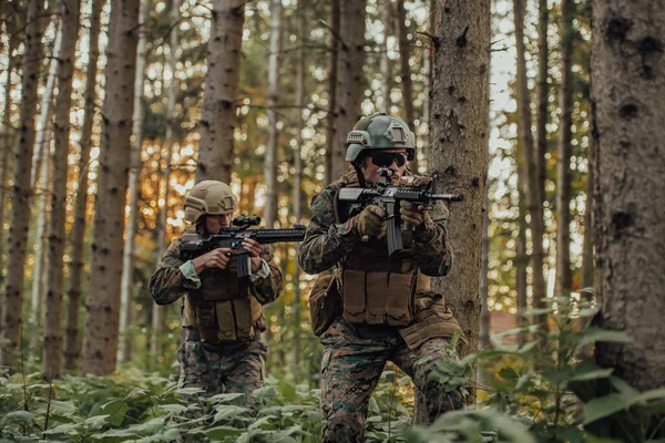Група Сучасних Військових Бійців Веде Війну Небезпечних Віддалених Лісових Районах — стокове фото