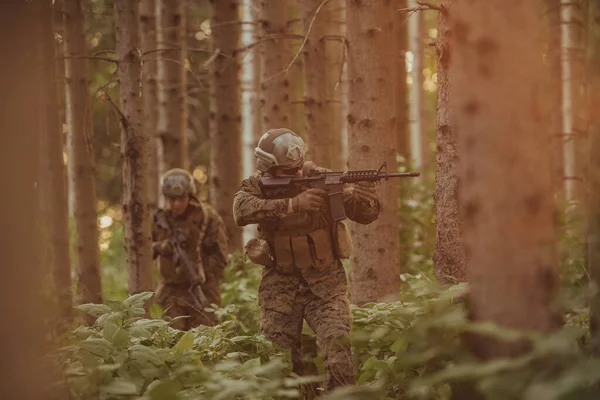 Группа Современных Военных Солдат Ведет Войну Опасных Отдаленных Лесах Группа — стоковое фото