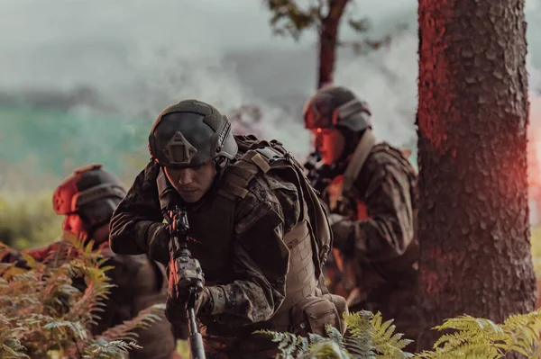 Eine Gruppe Moderner Soldaten Führt Einen Krieg Gefährlichen Abgelegenen Waldgebieten — Stockfoto