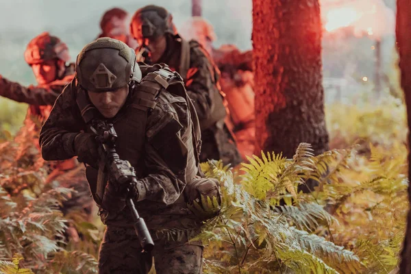 一群现代战争士兵正在危险的偏远森林地区打仗 一队士兵正在用现代武器在敌人的战线上战斗 战争和军事概念 — 图库照片
