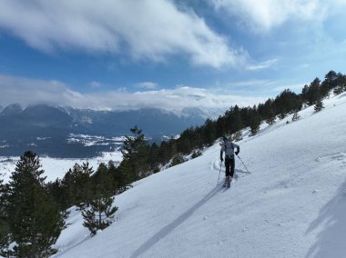 Sinema, tepeden aşağı serbest kayak. İnanılmaz bir dağ manzarası olan taze, derin karda kayak. Freeride atletleri muhteşem bir manzara ile piste kayak dönüşlerini gösteriyorlar. Yüksek kalite 4k görüntü