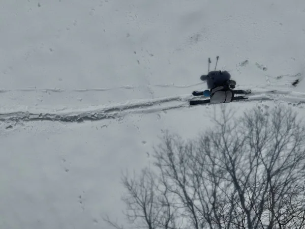 Aerial Ski Túraember Átkelés Kamera Kilátás Hegyekre Téli Szezonban Friss — Stock Fotó