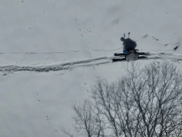Aerial Ski Túraember Átkelés Kamera Kilátás Hegyekre Téli Szezonban Friss — Stock Fotó