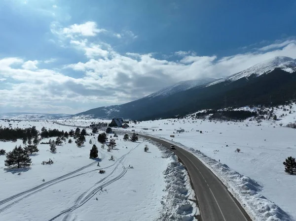 ドローン 雪の山と美しい雪の山の峰の上に はばたきの木の上に撮影した 冬の荒野 晴れた日に 高品質4K映像 — ストック写真