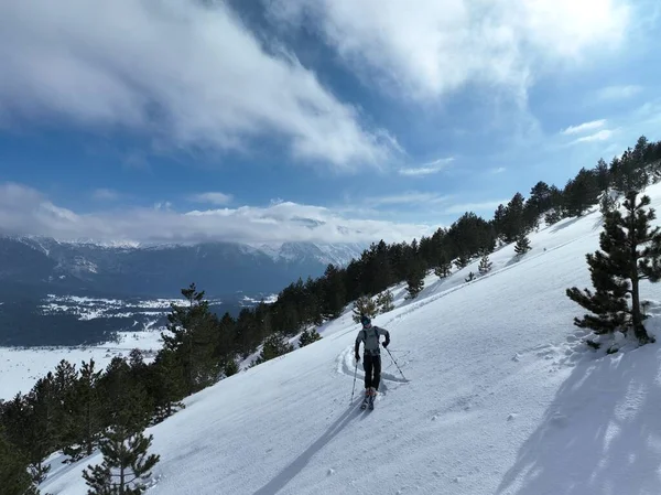 空中下山 在新鲜的深雪中自由自在地滑行 山水秀丽 免费运动员炫耀活塞滑雪转身与令人敬畏的全景 高质量的4K镜头 — 图库照片