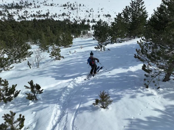 Кинематографический Воздушный Спуск Лыжах Фрирайд Свежем Глубоком Снегу Удивительным Горным — стоковое фото