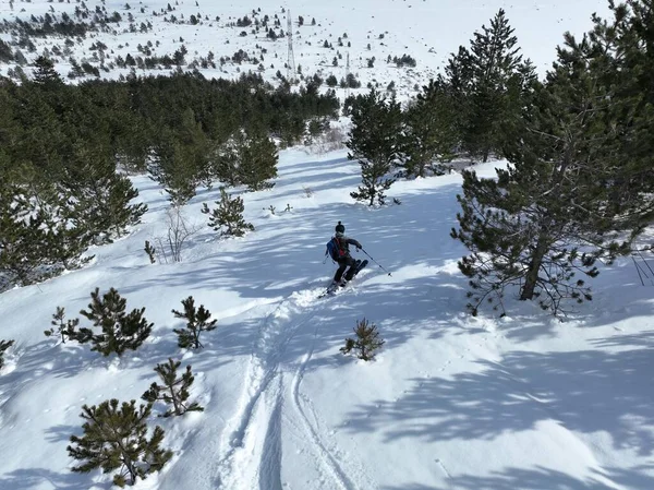 Кинематографический Воздушный Спуск Лыжах Фрирайд Свежем Глубоком Снегу Удивительным Горным — стоковое фото