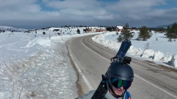 Лыжник Идет Тропе Заснеженном Лесном Ландшафте Зимой Воздушный Дрон Слежения — стоковое видео