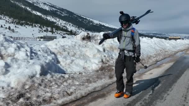 クロスカントリースキーは冬に雪に覆われた森林の風景の中を歩く 空中ドローン追跡ショット 高品質4K映像 — ストック動画