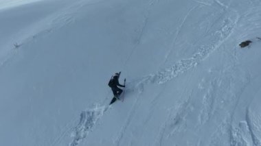 Sinema, tepeden aşağı serbest kayak. İnanılmaz bir dağ manzarası olan taze, derin karda kayak. Freeride atletleri muhteşem bir manzara ile piste kayak dönüşlerini gösteriyorlar. Yüksek kalite 4k görüntü