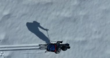 Sinema, tepeden aşağı serbest kayak. İnanılmaz bir dağ manzarası olan taze, derin karda kayak. Freeride atletleri muhteşem bir manzara ile piste kayak dönüşlerini gösteriyorlar. Yüksek kalite 4k görüntü