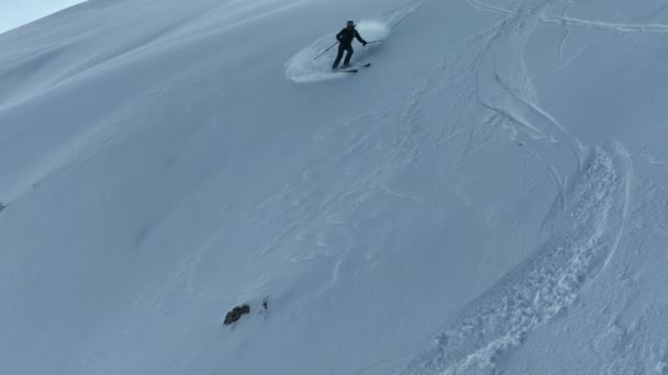 Cinematic Aerial Narciarstwo Zjazdowe Freeride Świeżym Głębokim Śniegu Niesamowitym Krajobrazem — Wideo stockowe