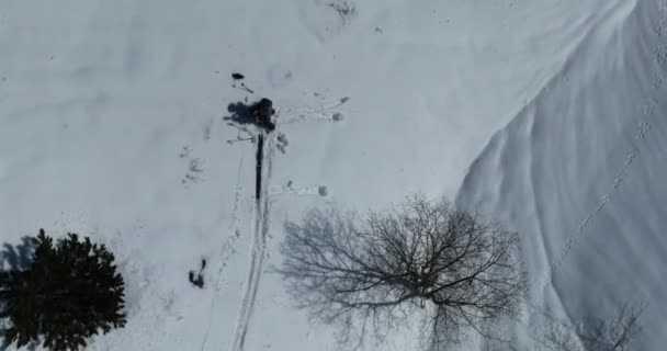 Homem Turismo Esqui Aéreo Atravessando Visão Câmera Nas Montanhas Temporada — Vídeo de Stock