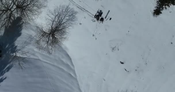 Aerial Ski Turysta Przechodzący Przez Widok Kamery Górach Sezonie Zimowym — Wideo stockowe