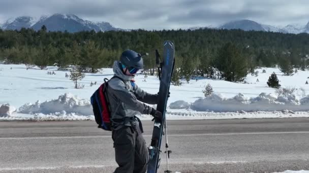 Лыжник Идет Тропе Заснеженном Лесном Ландшафте Зимой Воздушный Дрон Слежения — стоковое видео