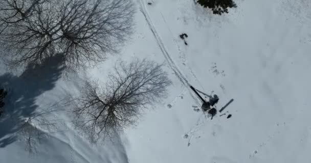 Aerial Ski Touring Hombre Cruzando Vista Cámara Las Montañas Temporada — Vídeo de stock