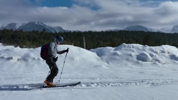 Uno Sciatore Fondo Cammina Lungo Sentiero Paesaggio Forestale Innevato Inverno — Video Stock