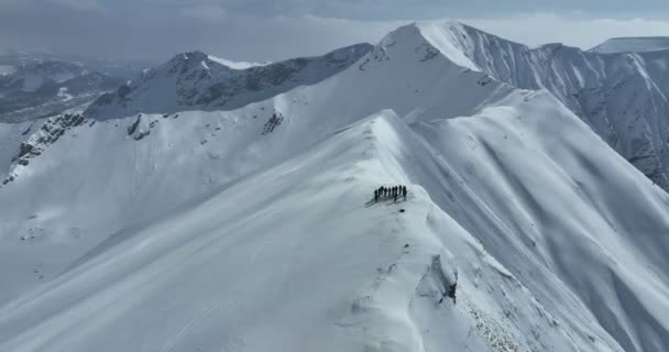 Cine Aéreo Escena Épica Grupo Esquiadores Snowboarders Cima Una Montaña — Vídeos de Stock
