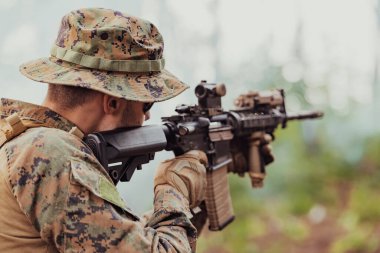 Yoğun ve tehlikeli orman bölgelerinde görev yapan modern bir savaş askeri. Tehlikeli askeri kurtarma operasyonları.