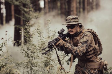Yoğun ve tehlikeli orman bölgelerinde görev yapan modern bir savaş askeri. Tehlikeli askeri kurtarma operasyonları.