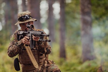 Yoğun ve tehlikeli orman bölgelerinde görev yapan modern bir savaş askeri. Tehlikeli askeri kurtarma operasyonları.