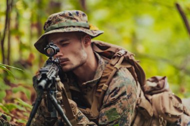 Yoğun ve tehlikeli orman bölgelerinde görev yapan modern bir savaş askeri. Tehlikeli askeri kurtarma operasyonları.