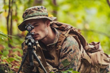 Yoğun ve tehlikeli orman bölgelerinde görev yapan modern bir savaş askeri. Tehlikeli askeri kurtarma operasyonları.