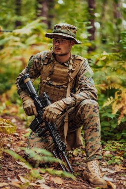 Yoğun ve tehlikeli orman bölgelerinde görev yapan modern bir savaş askeri. Tehlikeli askeri kurtarma operasyonları.