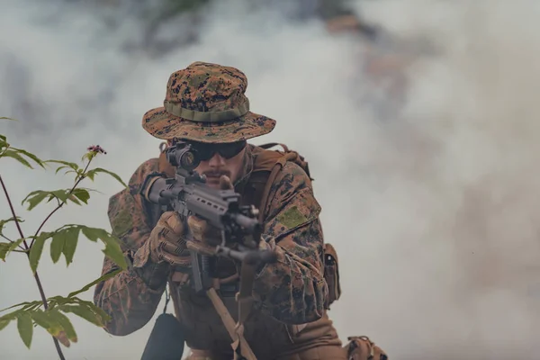 一名士兵在被火包围的一片森林里战斗 — 图库照片