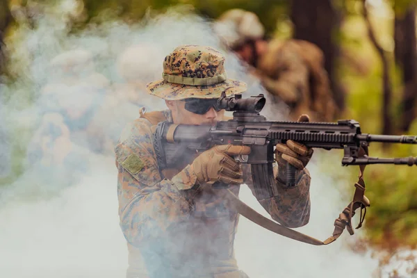 Ein Soldat Kämpft Einem Von Feuer Umgebenen Kriegsgebiet — Stockfoto
