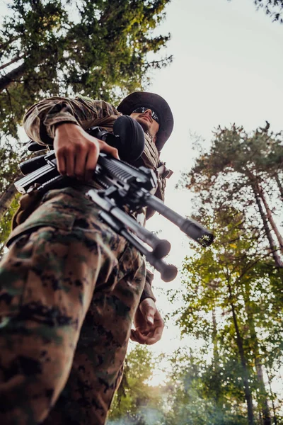 Ritratto Del Soldato Con Equipaggiamento Tattico Dell Esercito Protettivo Arma — Foto Stock