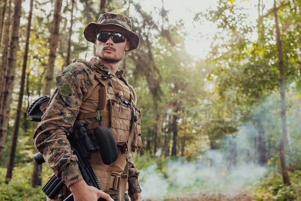 Vojákův Portrét Ochranným Armádním Taktickým Vybavením Zbraní Přestávkou Relaxací — Stock fotografie