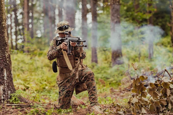 Soldado Guerra Moderno Serviço Guerra Áreas Florestais Densas Perigosas Operações — Fotografia de Stock