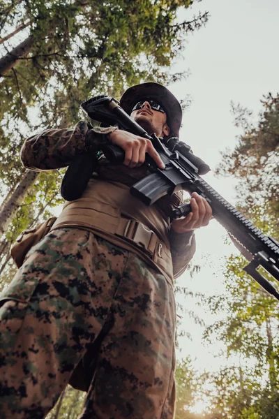 Ritratto Del Soldato Con Equipaggiamento Tattico Dell Esercito Protettivo Arma — Foto Stock