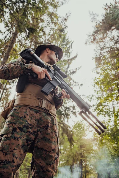 Soldatenporträt Mit Taktischer Schutzausrüstung Und Waffe Für Eine Pause Und — Stockfoto