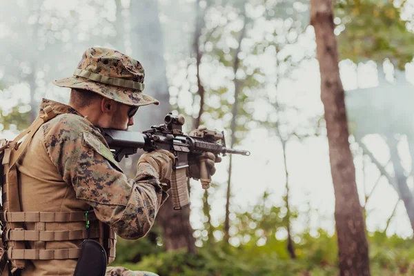 Soldat Guerre Moderne Service Dans Des Zones Forestières Denses Dangereuses — Photo
