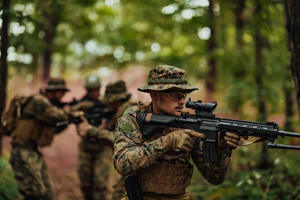 Egy Csoport Modern Hadviselési Katona Háborúzik Veszélyes Távoli Erdős Területeken — Stock Fotó