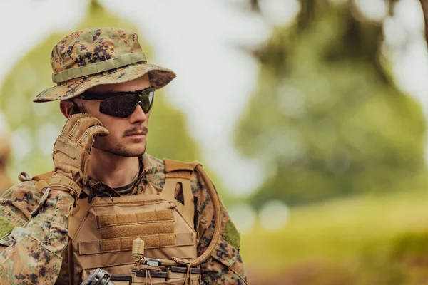 Amerikanska Marinkåren Specialoperationer Soldat Förbereda Taktiska Och Commpunication Redskap För — Stockfoto
