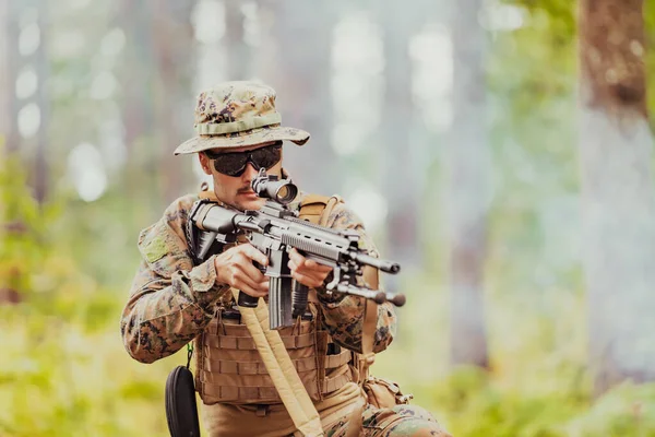 Een Moderne Oorlogssoldaat Oorlogsplicht Dichte Gevaarlijke Bosgebieden Gevaarlijke Militaire Reddingsoperaties — Stockfoto