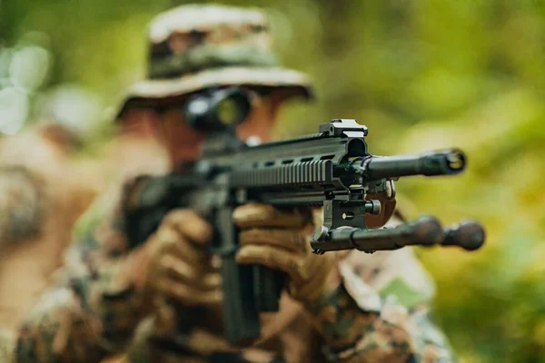 Nowoczesny Żołnierz Wojenny Pełniący Służbę Gęstych Niebezpiecznych Obszarach Leśnych Niebezpieczne — Zdjęcie stockowe